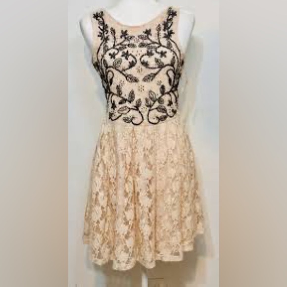 Zara lace mini dress - Picture 7 of 7